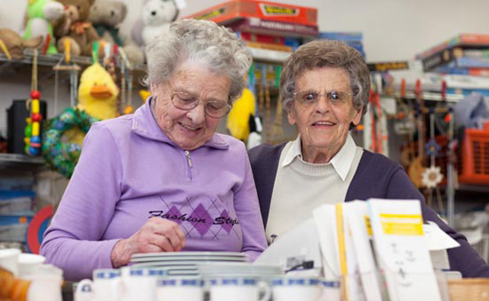 Foto: Portrait von zwei Seniorinnen in der Kleiderkammer