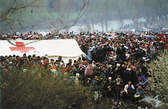 Foto: Massen von Flüchtlingen drängen sich um ein Rotkreuz-Zelt